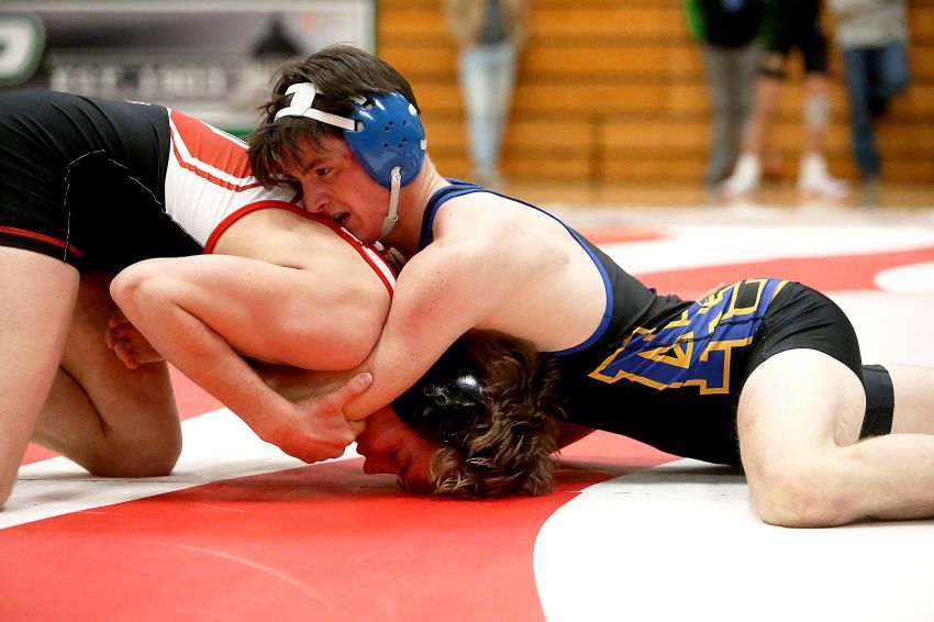 Nine region champions propel Aberdeen Central to Region 3A wrestling title